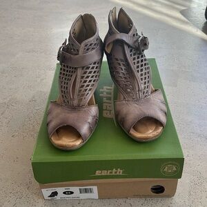 Earth Womens Beige Leather Zipper Strap Heels Shoes Sz 8.5